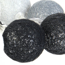 Grossiste guirlande 20 LED aux boules noires, blanches et grises - 4x372cm