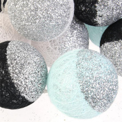 Grossiste guirlande 16 LED aux boules noires, blanches et vertes pailletées - 6x300cm